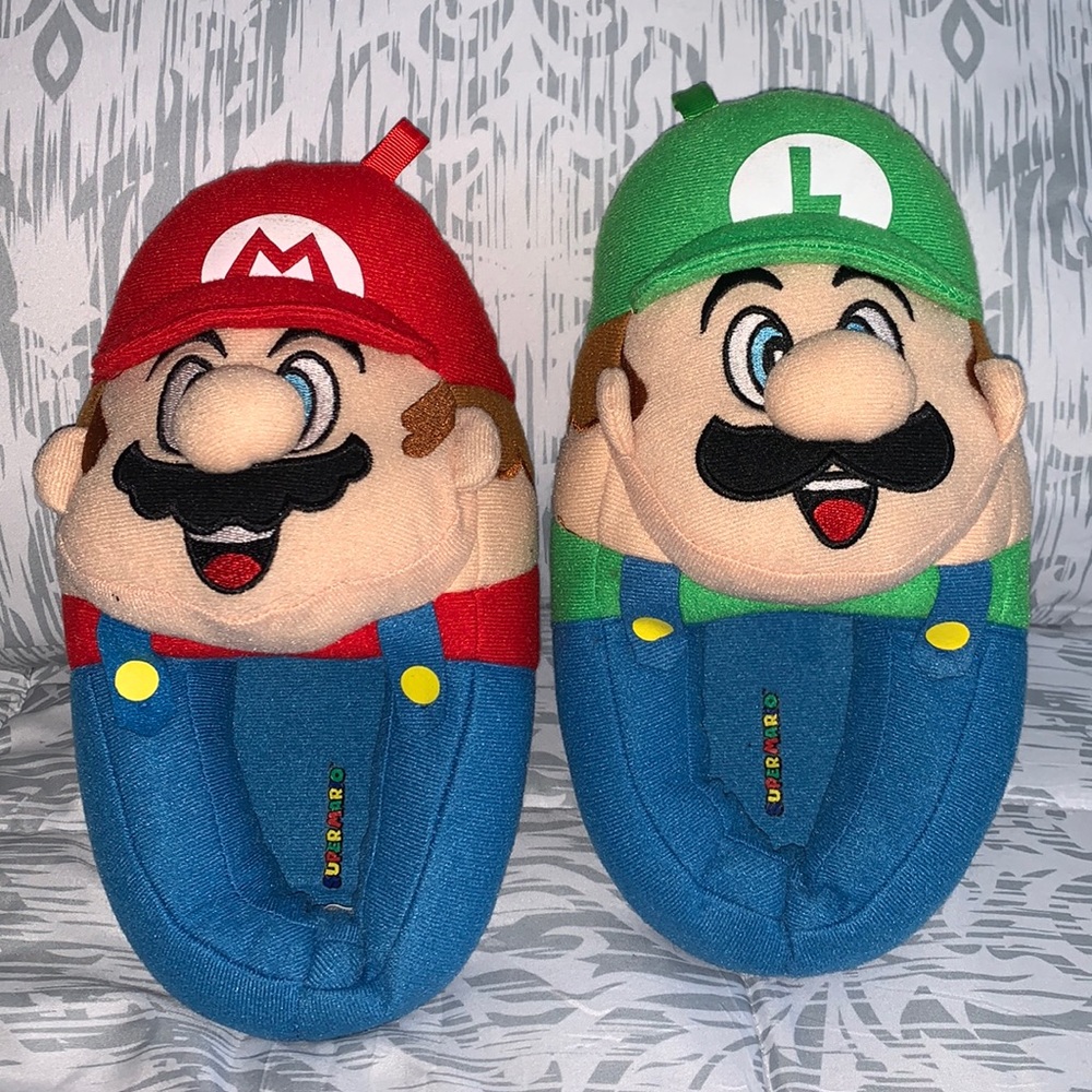 Kids Mario/Luigi slippers Size: M 13-1